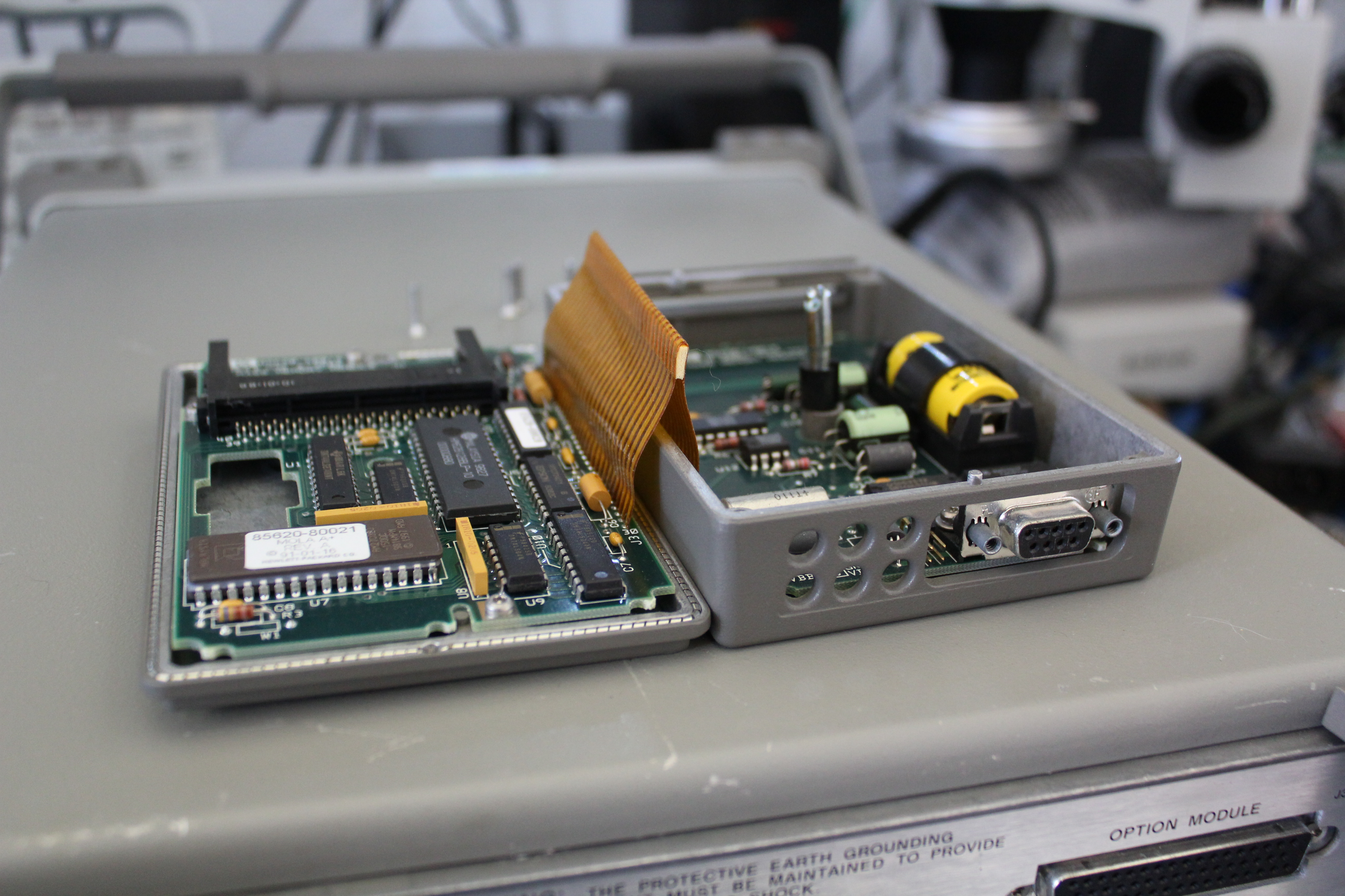 HP 85620A mass storage module innards, showing flex cable